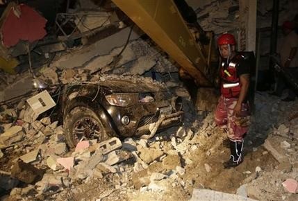 Earthquake kills 233 in Ecuador; emergency workers rush in