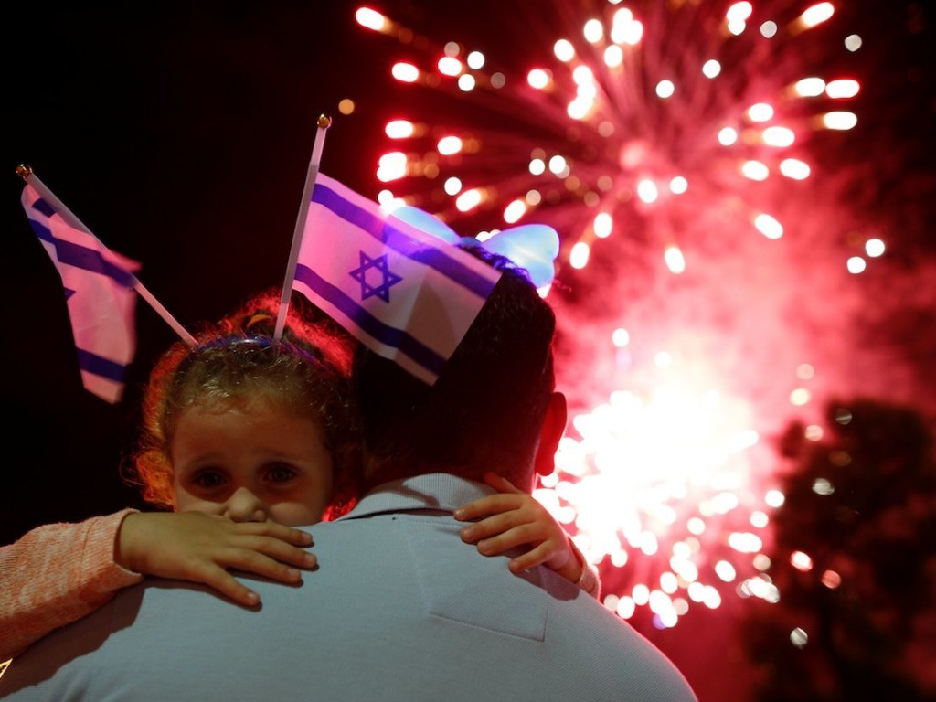 Israelis watch a fireworks show during celebrations marking Israel's 68th Independence Day in the southern city of Ashkelon, May 11, 2016. REUTERS/Amir Cohen