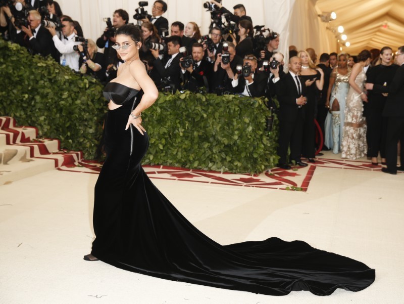 UK investigates celebrities over social media promotions