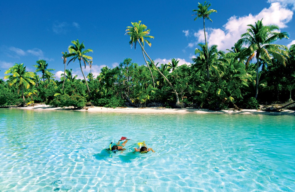 Snorkelers enjoy the clear waters of One Foot Island in Aitutaki, Cook Islands. Image: Juergen Held, Alamy Stock Photo