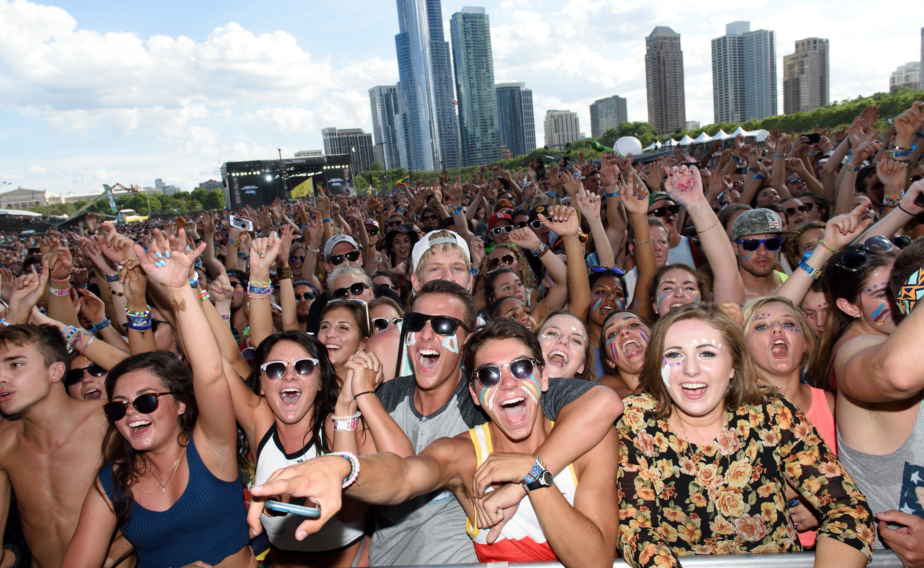 CHICAGO, IL - AUGUST 01: A general view of festival attendees watching Walk the Moon perform during Lollapalooza 2015 at Grant Park on August 1, 2015 in Chicago, United States. (Photo by Daniel Boczarski/Redferns)