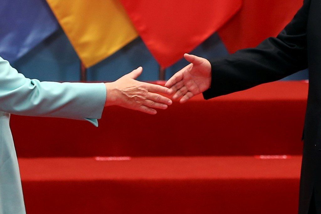 Chinese President Xi Jinping welcomes German Chancellor Angela Merkel as world leaders arrive for a group picture during the G20 summit in Hangzhou, Zhejiang province, China. REUTERS/Damir Sagolj