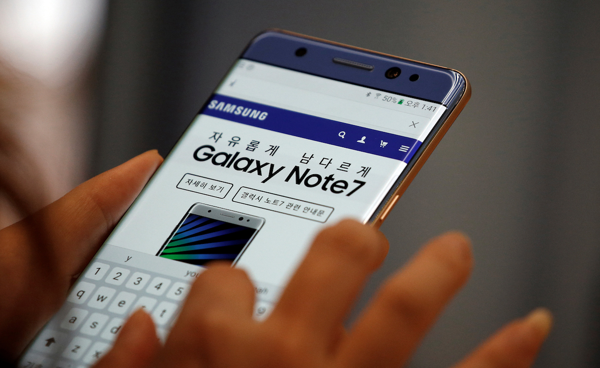A visitor tries out a Samsung Electronics' Galaxy Note 7 at company's headquarters in Seoul, South Korea, October 5, 2016. Picture taken on October 5, 2016. REUTERS/Kim Hong-Ji