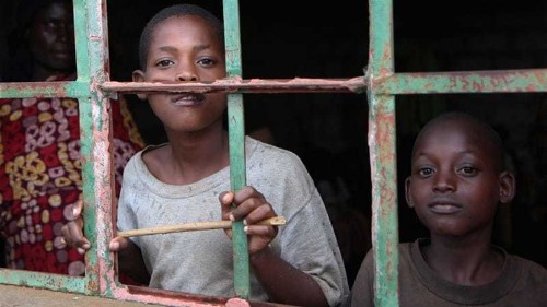 Thousands of Burundians flee to Rwanda