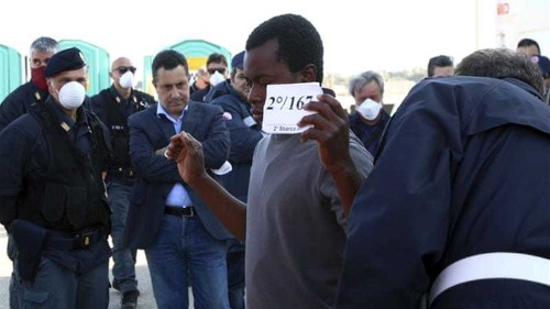 Italy sounds alarm as 4,000 immigrants land