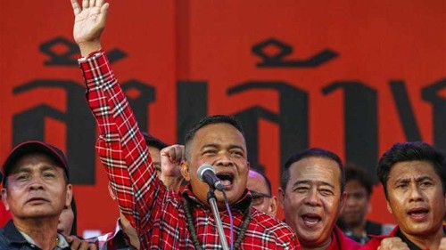 Thai 'Red Shirts' vow to fight for Yingluck