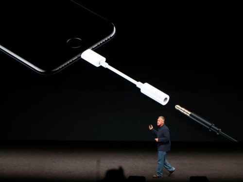 Here's why Apple kept the headphone jack in the new MacBook, but not the new iPhone