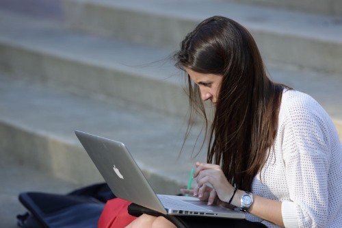 If you hate the new Gmail version that Google is forcing on users, here's a trick to make your Gmail look old again