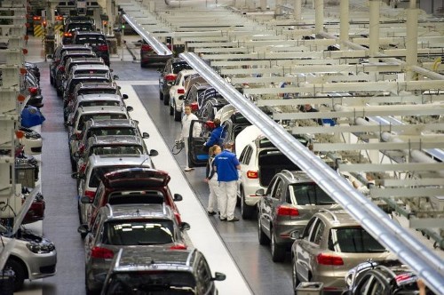 Workers urge Volkswagen to end bitter leadership battle
