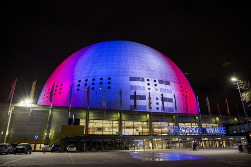 23 photos of famous landmarks lit up in solidarity with Paris