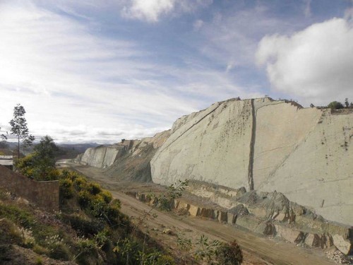 A wall in Bolivia is covered in thousands of dinosaur footprints, and it's becoming a major tourist attraction