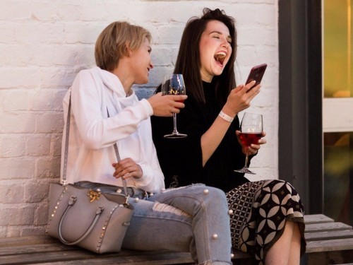 Some people seem to 'click' with everyone they meet — and a psychologist says there are a few reasons why