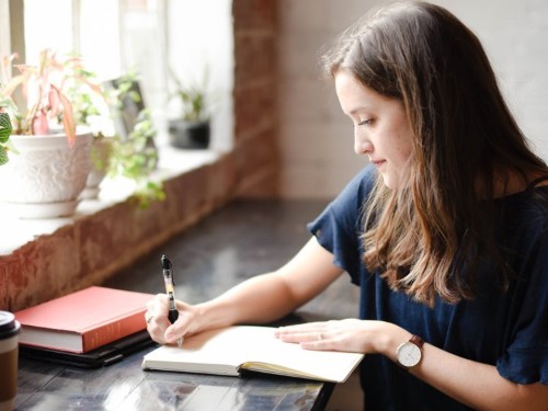 I make up to $6,000 a day writing quotes on Instagram — here's how