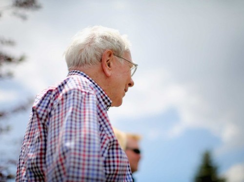 Warren Buffett just shared his best investment advice, and said the 'elite' have wasted $100 billion ignoring it