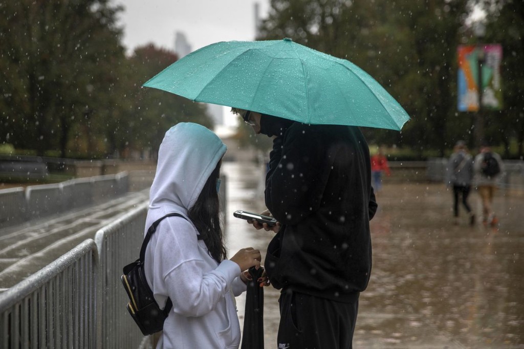 First snow of the season bears down on the Chicago area Monday morning, but temps should recover for Halloween