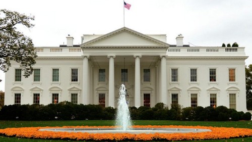 La Casa Blanca de Trump tuitea en español; le llueven sombrerazos