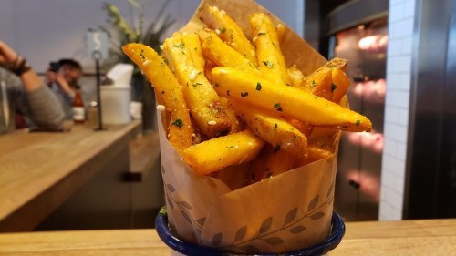 Teme por tu vida si comes más de 6 papitas fritas con tu hamburguesa