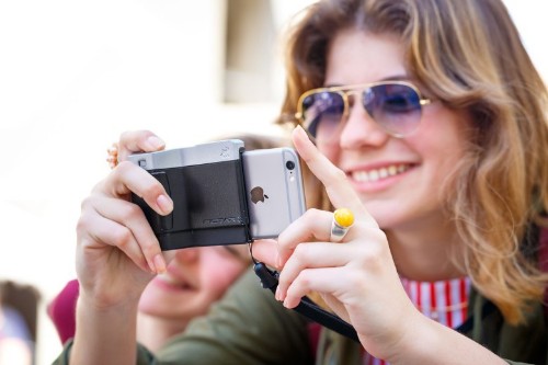 Pictar grip gives conventional camera feel to iPhone