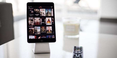 Sleek stand transforms iPads and iPhones into desktop devices [Deals]