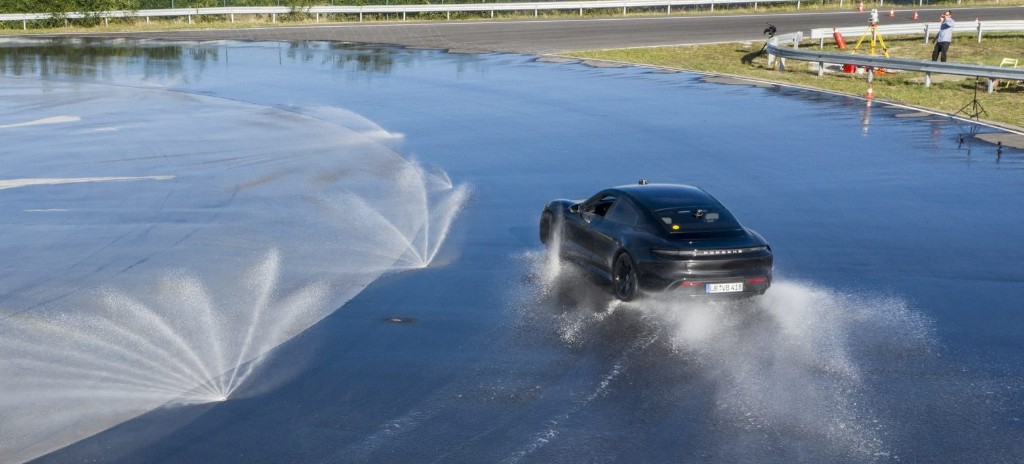 Porsche drifts Taycan electric car to new world record of 42 km straight — not a typo - Electrek