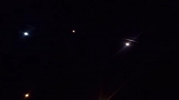 شاهد: لحظة سقوط الصواريخ الإيرانية على قاعدتين تستخدمهما القوات الأمريكية في العراق