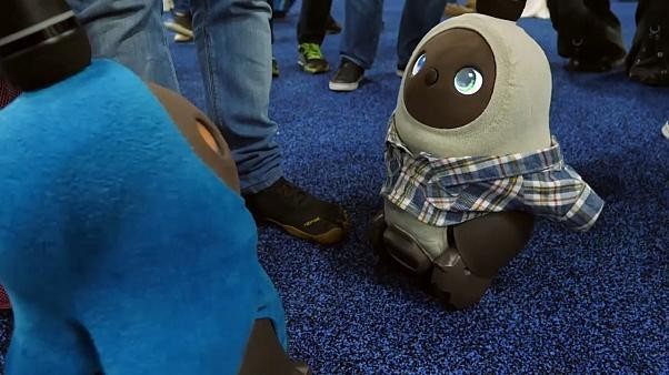 شاهد: لعشاق المشاعر الإلكترونية الصادقة.. "لوفوت" الروبوت العاطفي