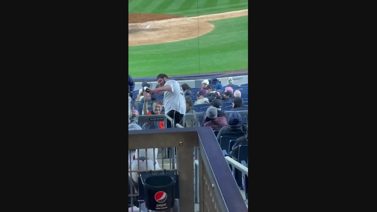 Yankees fans flip off Ted Cruz at Yankee Stadium