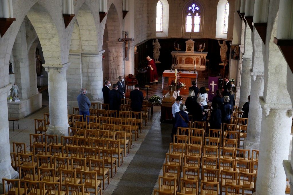 French village bids adieu to doctor who succumbed to COVID-19
