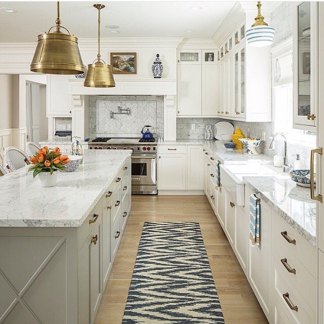 And again, the white walls kitchen!! In love with the gold hanging lamp!!!