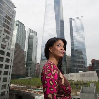 STARTUP, LA GURU TIFFANY NORWOOD: “IN ITALIA C’È TERRENO FERTILE” L’evento “Startup tra old economy e telecomunicazioni” tenuto ieri nella Sala Aldo Moro della Camera dei Deputati è stato un momento di confronto tra istituzioni e startupper italiani. Promosso da Fabio Pompei, consigliere del Municipio Roma XII, ha ospitato Tiffany Norwood, 48enne dal sorriso contagioso nota nel mondo hi tech come una delle più fertili menti in tema di imprese digitali e innovazione, attiva anche a sostegno dei giovani imprenditori, in Usa e non solo. Perché la maggior parte delle startup fallisce? «Negli Usa due idee su tremila vengono realizzate e meno dell’1% arriva al brevetto e al successo. Le cifre parlano chiaro ma non dicono tutto, perché quasi sempre manca un supporto, decisivo agli inizi, non solo in termini di competenze ma anche governative. L’America per esempio ha prestato vera attenzione agli imprenditori solo negli ultimi cinque anni». C’è una soluzione per evitare il fallimento? «Spesso è la visione degli startupper a essere sbagliata, si focalizzano sul prodotto e non sulle persone. L’innovazione inizia dall’immaginazione, dal credere di rendere reale quello che immaginiamo o sogniamo, ma per avere successo bisogna saper raccontare la propria idea, narrare una storia e connettersi con persone che come noi credono che sia possibile». In Italia il fallimento è un’etichetta negativa e l’approccio verso le startup è scettico. Come ribaltare lo scenario? «Io sono nata nel 1968 quando c’era ancora Martin Luther King e so bene cosa significa combattere, ho imparato sulla mia pelle che il cambiamento dipende da noi. L’Italia è piena di ragazzi talentuosi con grandi idee su cui bisogna puntare e sia le aziende che la politica lo hanno capito». L’evento “Startup tra old economy e telecomunicazioni” tenuto ieri nella Sala Aldo Moro della Camera dei Deputati è stato un momento di confronto tra istituzioni e startupper italiani. Promosso da Fabio Pompei, consigliere del Municipio Roma XII, ha ospitato Tiffany Norwood, 48enne dal sorriso contagioso nota nel mondo hi tech come una delle più fertili menti in tema di imprese digitali e innovazione, attiva anche a sostegno dei giovani imprenditori, in Usa e non solo. Perché la maggior parte delle startup fallisce? «Negli Usa due idee su tremila vengono realizzate e meno dell’1% arriva al brevetto e al successo. Le cifre parlano chiaro ma non dicono tutto, perché quasi sempre manca un supporto, decisivo agli inizi, non solo in termini di competenze ma anche governative. L’America per esempio ha prestato vera attenzione agli imprenditori solo negli ultimi cinque anni». C’è una soluzione per evitare il fallimento? «Spesso è la visione degli startupper a essere sbagliata, si focalizzano sul prodotto e non sulle persone. L’innovazione inizia dall’immaginazione, dal credere di rendere reale quello che immaginiamo o sogniamo, ma per avere successo bisogna saper raccontare la propria idea, narrare una storia e connettersi con persone che come noi credono che sia possibile». In Italia il fallimento è un’etichetta negativa e l’approccio verso le startup è scettico. Come ribaltare lo scenario? «Io sono nata nel 1968 quando c’era ancora Martin Luther King e so bene cosa significa combattere, ho imparato sulla mia pelle che il cambiamento dipende da noi. L’Italia è piena di ragazzi talentuosi con grandi idee su cui bisogna puntare e sia le aziende che la politica lo hanno capito».