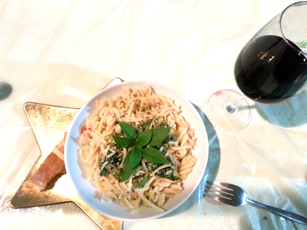 pasta pesto pan ajo vino shiraz