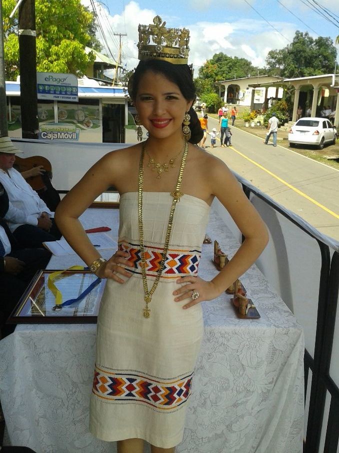 Vestido: Blaca Elena Accesorios: Blanca Elena Maquillaje y peinado: Durvin Cedeño y Eduardo Cano.