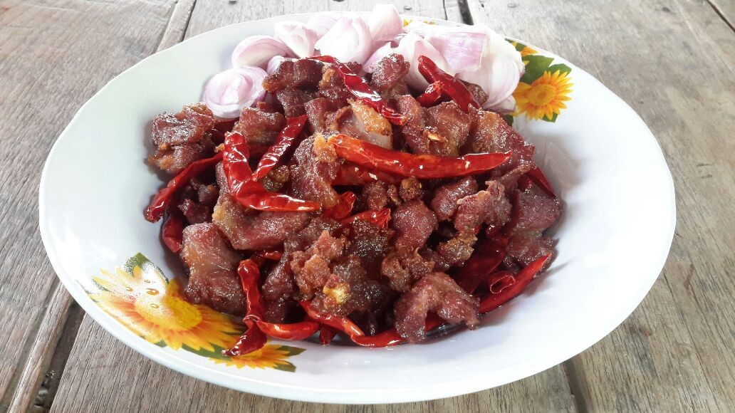 Deep fried Sour Pork แหนมหมูทอดร้อนๆ แกล้มพริกทอดกับหอมแดง