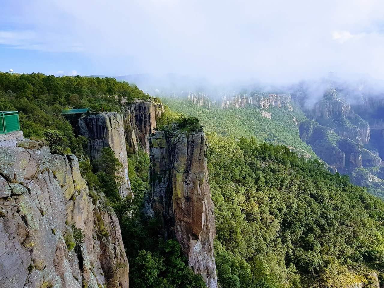 Una de las vistas, desde uno de los 3 miradores que se encuentran antes de la entrada al parque de aventura barrancas del cobre. Es increíble llegar temprano por la mañana y ver cómo poco a poco las nubes desaparecen ante la llegada del astro rey, dejando al descubierto un paisaje que te dejará sin aliento.