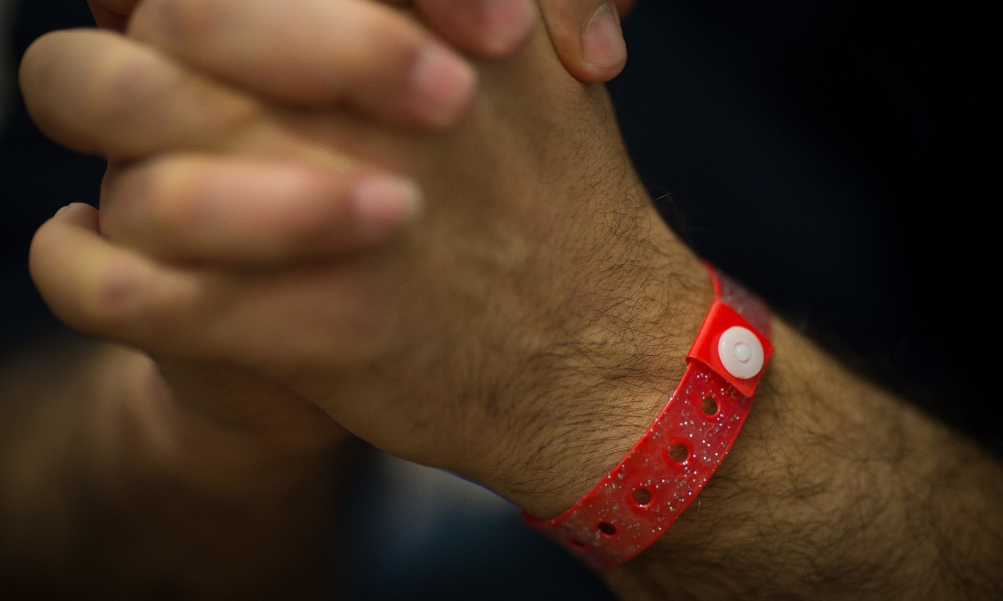 Government to be challenged in Commons over refugee wristbands