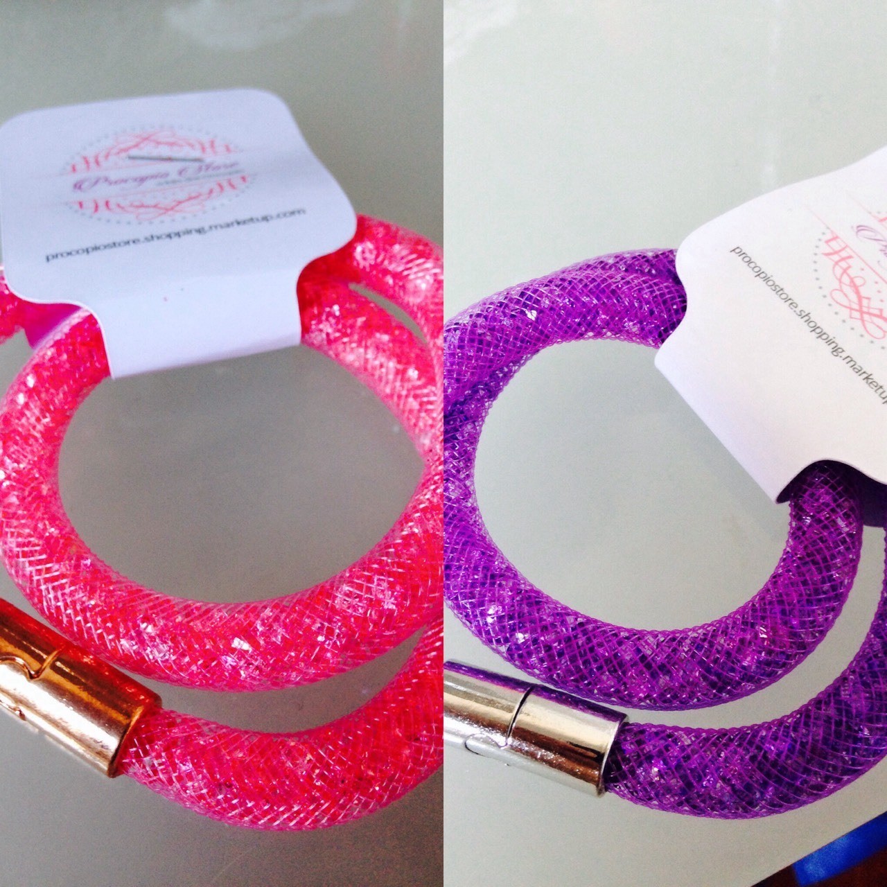 Pulseira Stardust Inspired é tendência para 2016, inspirada no lançamento da marca Swarovski, é composta por pequenos cristais sintéticos. Peça super leve e flexível, com fecho em imã super prático e seguro. Peça de onde estiver e receba no conforto da sua casa.