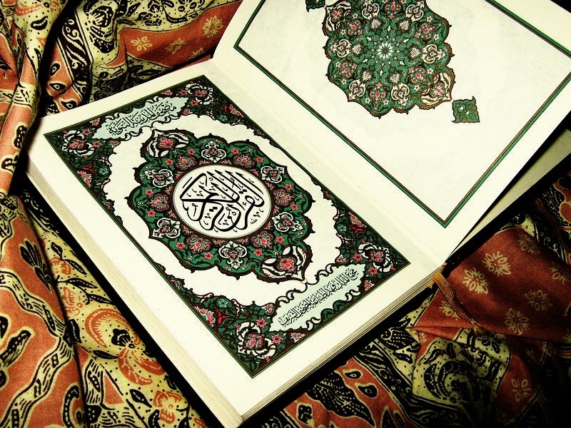أحياناً نفهم القرآن حسب لهجتنا الدارجة ، وليس حسب مفهوم اللغة اليك بعض الامثلة: ١-"الذين جابوا الصخر "بمعنى قطعوه وليس احضروه . ٢-"فَقَدر عليه رزقه" : اي ضيق عليه وليس من القدرة . ٣-" أجر غير ممنون" : أي غير مقطوع ، وليس بغير منّة . ٤-"فجاءها بأسنا بياتاً أو هم قائلون": من القيلولة وليس من القول.. ٥- "فأمُّه هاوية " : أي رأسه هاوية بالنار وليس المقصود الأم الحقيقية ٦-"ويستحيون نساءكم" : أي يتركونهن على قيد الحياة . ٧-"إن تحمل عليه يلهث" : أي تطرده وتزجره وليس من الحمل لان الكلاب لا يحمل عليها . ٨- "كأنها جان : هي نوع من الحيات سريع الحركة وليس الجنّ . ٩-"ً إذا قومك منه يصِدُّون" : بكسر الصاد يضحكون ، وليس من الصدود ... ١٠-"يظنون أنهم ملاقوا ربهم" : الظن يعني اليقين وليس الشك ١١-" وقاتلوهم حتى لا تكون فتنة" : الفتنة الكفر وليس النزاع والخصومة ١٢-"إذا ذُكر الله وجلت قلوبهم" : التفكر وليس ذكر الله على اللسان ومنه قوله: والذين إذا فعلوا فاحشة أو ظلموا أنفسهم ذكروا الله فاستغفروا... ١٣- "وقاسمهما إني لكما لمن الناصحين ". : من القسَم بمعنى الحلف وليس من القسمة . ١٤-"كأن لم يغنوا فيها" : أي لم يقيموا فيها وليس من الغنى وكثرة المال. ١٥-"ويتلوه شاهدٌ منه" : أي يتبعه وليس من التلاوة ١٦-" أو اطرحوه أرضاً" : أي ألقوه في أرض بعيدة وليس إيقاعه على الأرض ١٧-"أيمسكه على هون " : أي على هوان وذل وليس على مهل . ١٨-"فإذا وجبت جنوبها" : المقصود الإبل" أي سقطت جنوبها بعد نحرها " والوجوب ليس بمعنى الإلزام . ١٩-"وتتخذون مصانع لعلكم تخلدون" : المصانع هنا أي القصور والحصون ، وليست المصانع المعروفة الآن . ٢٠-"ولقد وصَّلنا لهم القول" : أي بيّنا وفصلنا القرآن وليس المراد إيصاله إليهم ٢١-"و يزوجهم ذكراناً وإناثا": أي منوعين إناث وذكور وليس معناه يُنكحهم . ٢٢-"وأذِنت لربها وحقت" : أي انقادت وخضعت ، وليس معناها السماح . ٢٣-"لوَّاحة للبشر" أي محرقة للجلد - أي نار جهنم - ، وليس تلوح للناس . ٢٤-"وسبحه ليلاً طويلا" : المقصود الصلاة وليس ذكر اللسان . ٢٥-"خلق الإنسان من صلصال" : الطين اليابس الذي يسمع له صلصلة وليس الصلصال المعروف . ٢٦-"وله الجوار المنشآت في البحر كالأعلام" : الأعلام هي الجبال وليست الرايات . اللهم علمنا ماينفعنا وانفعنا بما علمتنا وزدنا علما إنك سميع مجيب .اللهم امين