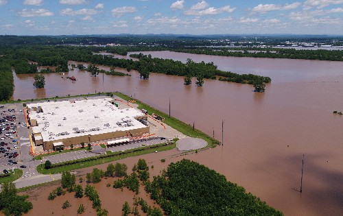 One levee breached, others overflowed in rain-soaked Central U.S.