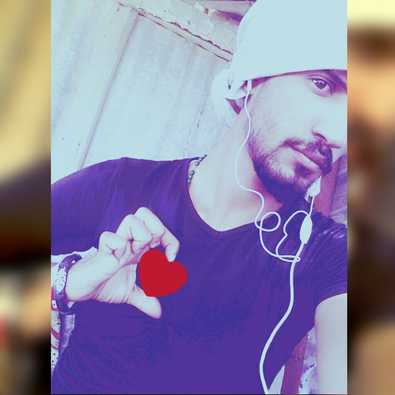سـأخـبـركـم شـيـئـآ : لا تـتـعـلـقـوا بـأحـد ، كـلـهـم كـاذبـون ~ تـبـآ لـهـذا الـقـلـب الـّذي مـّا زال يٓـتـحـمـل الـكـثـيـر ~// شــﮘــﯝږ