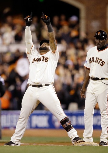 Giants Rally to Tie Series, 2-2: Pictures