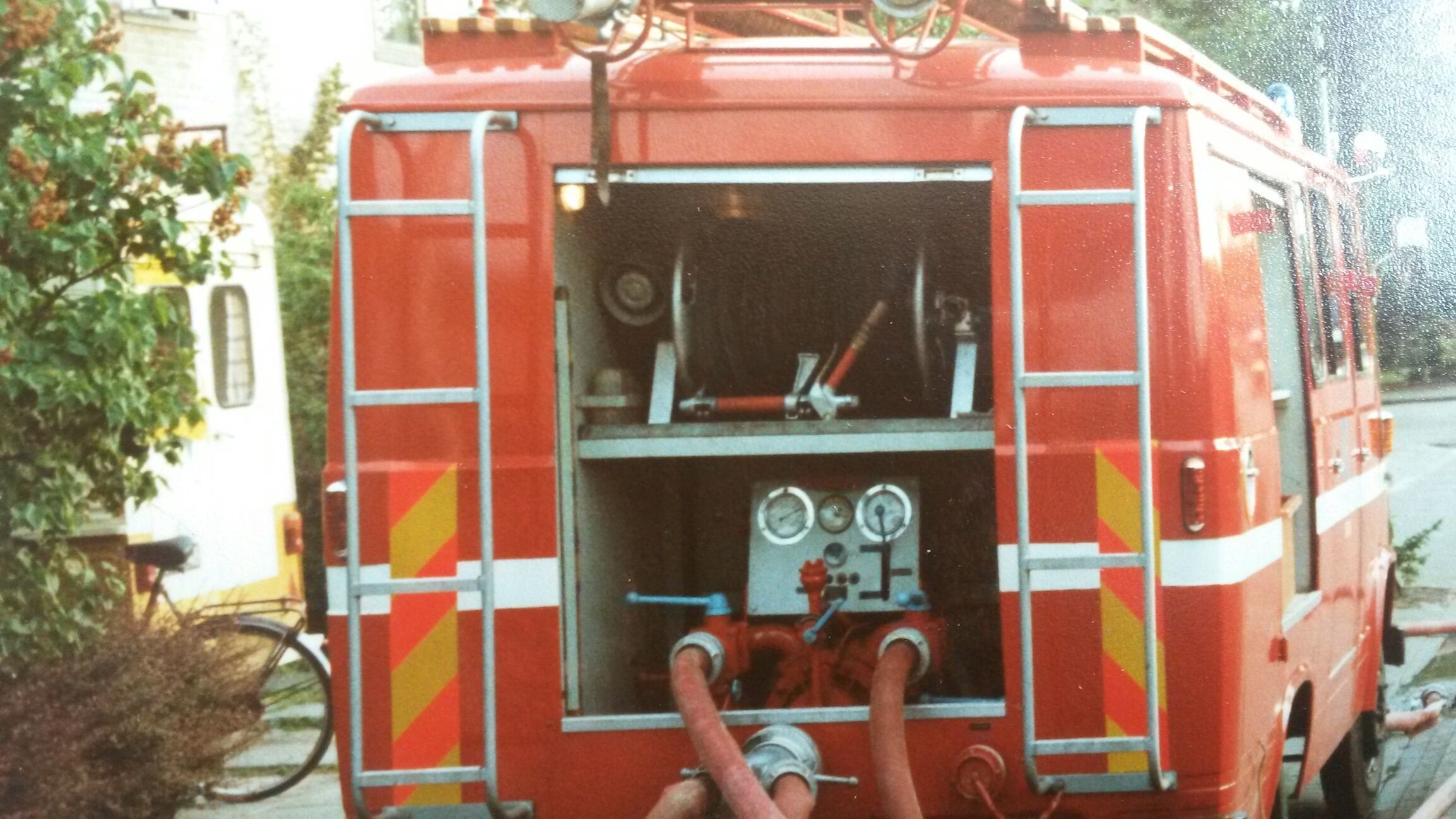 Oud brandweer pomp TB 581 van Moergestel In gebruik tijdens oefening