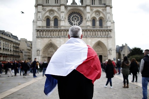 Minute of Silence Pays Tribute to Paris Victims: Pictures
