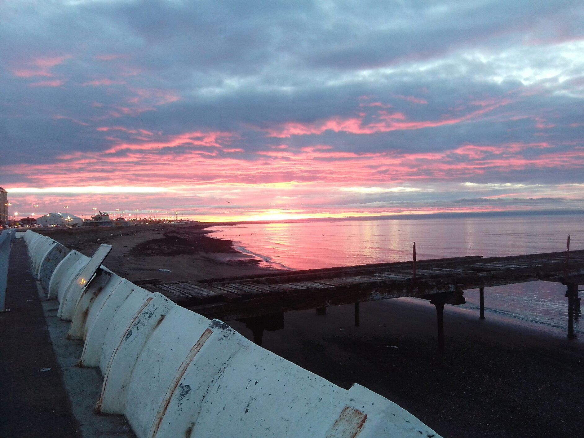 Amanecer en Punta Arenas, costanera del estrecho de Magallanes