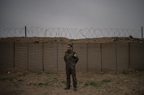 Push on last IS enclave blunted by discovery of civilians