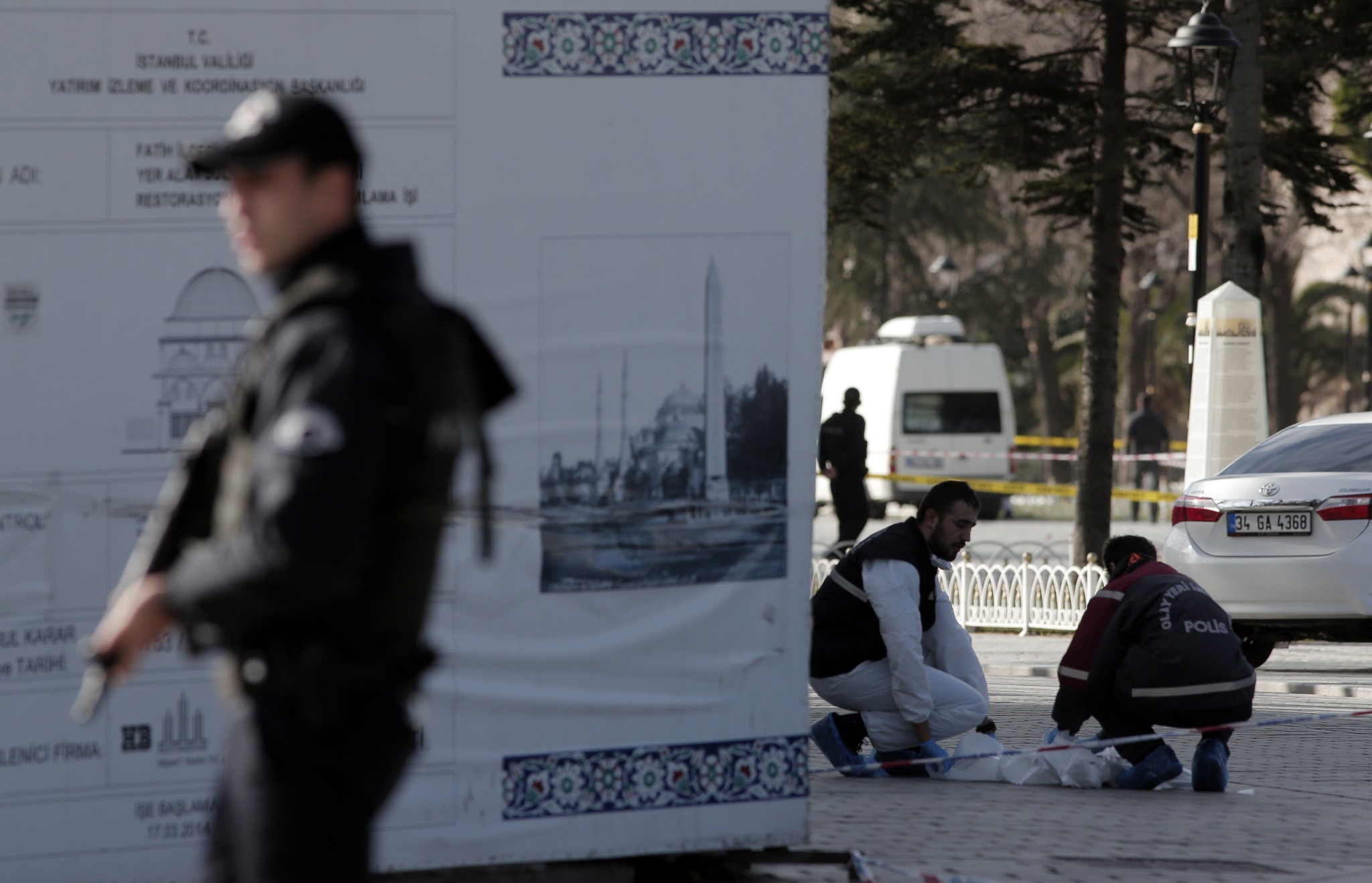 Suicide bomber kills 10, wounds 15 in Istanbul tourist area