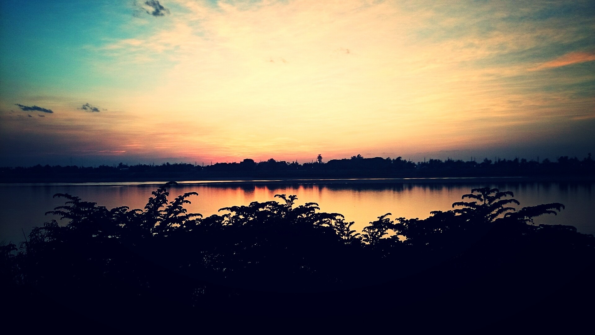 M'n laatste Mekong view... Over 2,5 uur terug naar Nederland. Wat een contrast, zit hier (nu 19.00) flink te zweten in m'n t-shirt, hoorde dat het thuis sneeuwt...