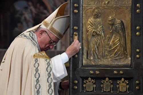 Papa Francisco amplia poder de perdoar aborto a todos os padres