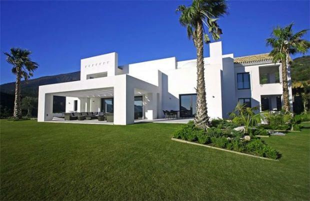 Real Estate Porn: Winter-White Modern Homes We Want Now
