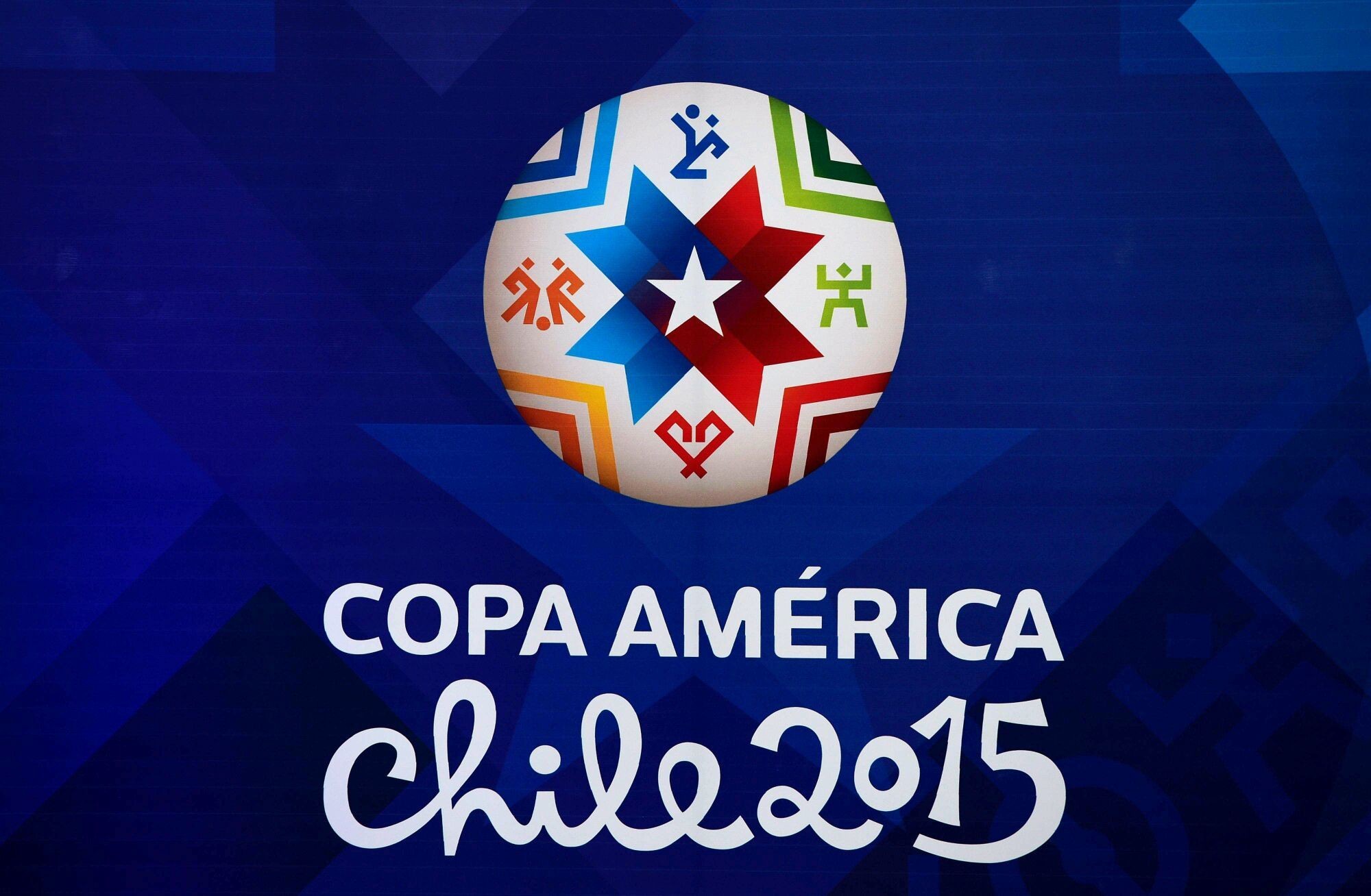 COPA AMERICA CHILE 2015: Desgracia para los Argentinos,felicidad para los chilenos Lastimosamente para los Argentinos han perdido la copa america llegamos a la final pero perdimos contra los chilenos .Al perder la copa entrevistaron a la seleccion Argentina por aver perdido .Han entrevistado a muchos jugadores , pero ha sorprendido a muchas personas la respuesta de Javier Mascherano al responder la pregunta :"por que crees que han estado perdiendo en 23 años concecutivos?" a la que Javier Mascherano respondio: "quizas el problema sea yo " La real pregunta es : Javier Mascherano dejara el futbol ?
