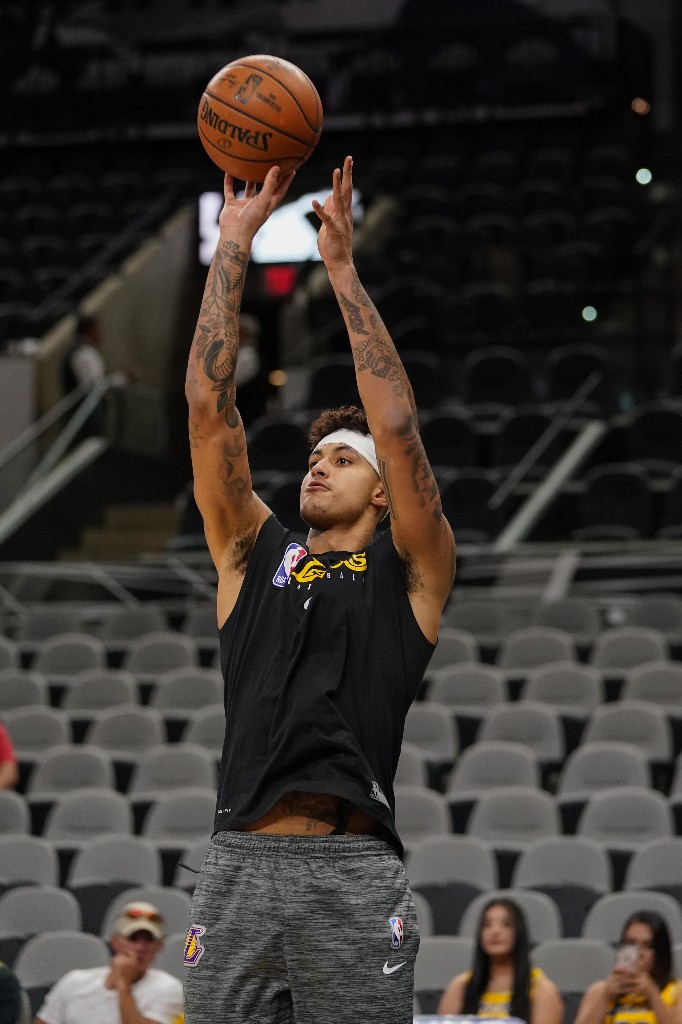 James leads surging Lakers past sagging Spurs